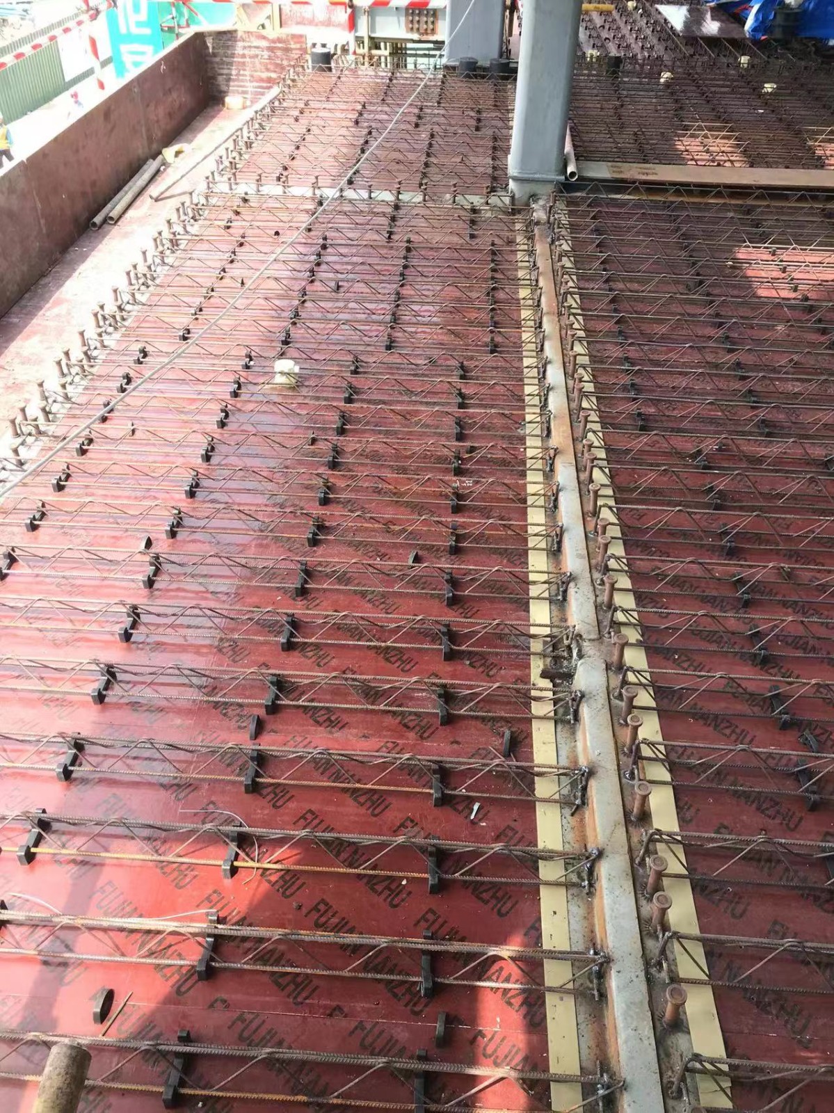 可拆卸式钢筋桁架楼承板